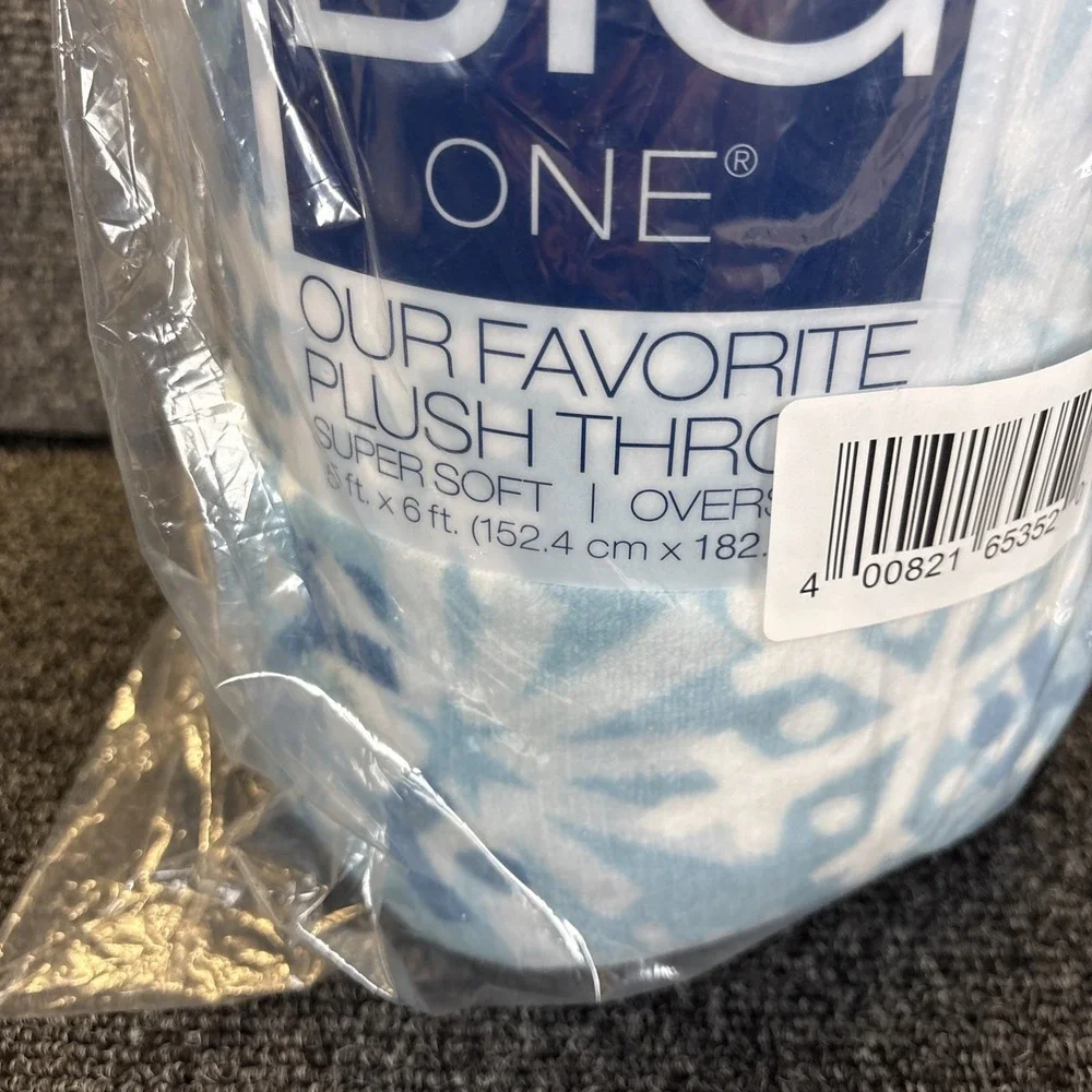 The Big One~Oversized/Super Soft Plush Throw~5ft X 6ft~Blue/White Snowflakes